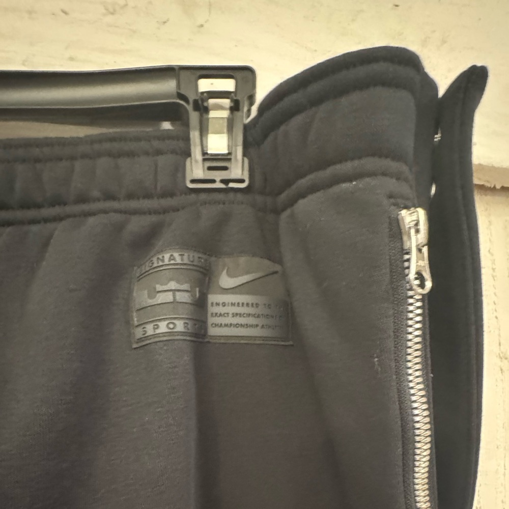 🔥 Nike LeBron Standard Issue Therma-FIT Tearaway Trousers – XL – Black – NWT - Picture 4 of 7